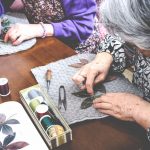 刺繍をする高齢女性