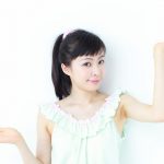 比較する女性